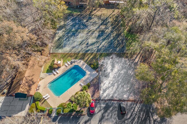 Building Photo - this well-maintained townhome features 2 bedrooms and 2 bathrooms