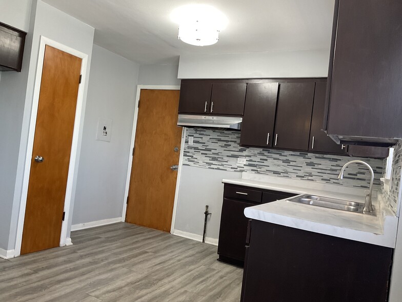 Building Photo - 3601 W 79th St
