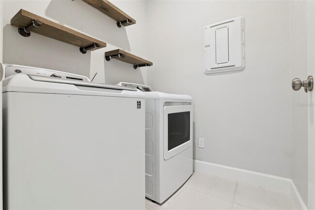 Building Photo - 1085 Lakeside Estates Dr