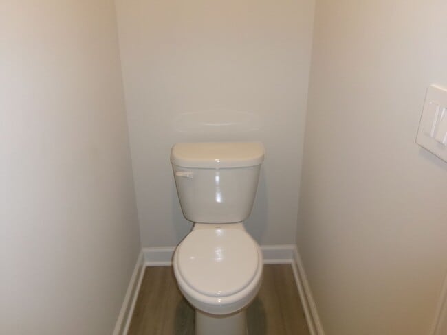 Building Photo - New pond view 5 bedroom, 3 bath home in Cl...