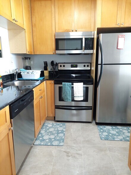 Building Photo - 1830 Embassy Dr