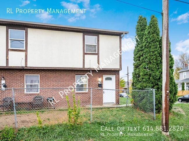 Building Photo - Cozy 2 bedroom 1 bathroom Townhome located...