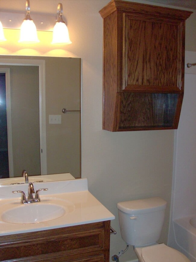 Building Photo - 3 Bedroom / 2 Bath Duplex off Clear Creek ...