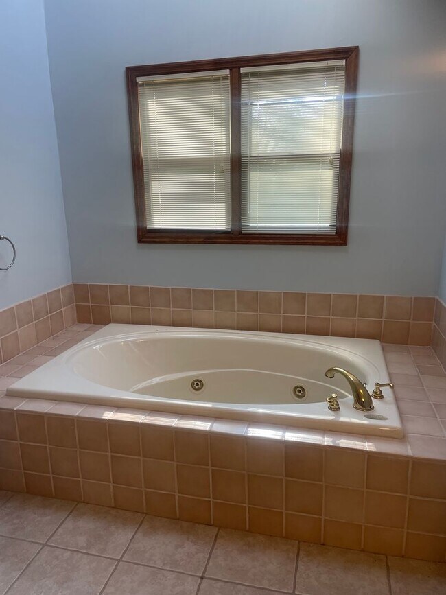 Building Photo - LaFollette 37766 - Charming Ranch-Style 3 ...
