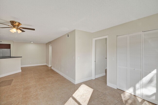 Building Photo - Remodeled 2 Bedroom / 2 Bathroom Condo with Lake View – Great Location