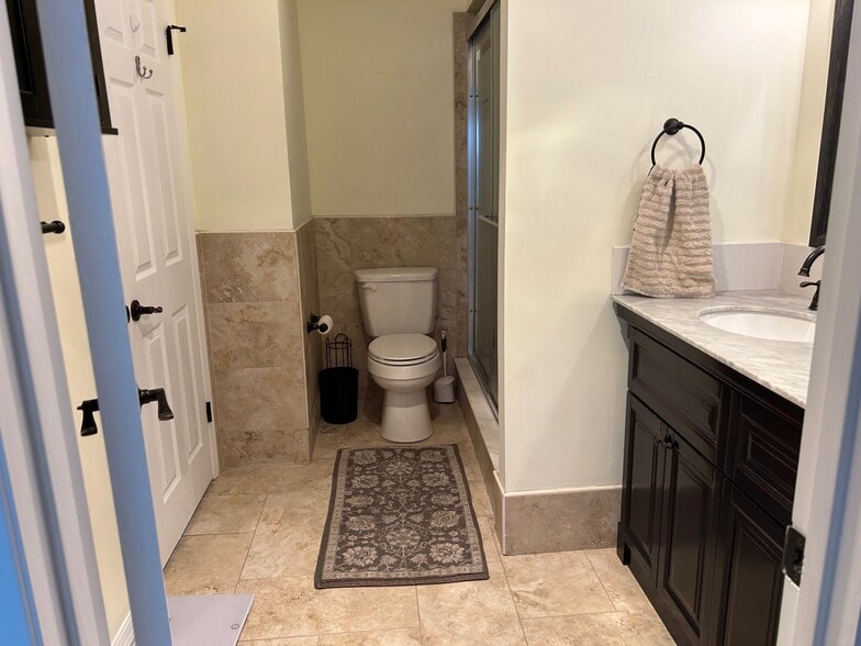 Master Bath - 3333 S Ridgewood Ave