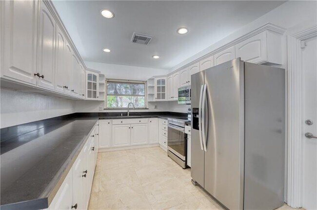 Building Photo - 2000 Admirals Way