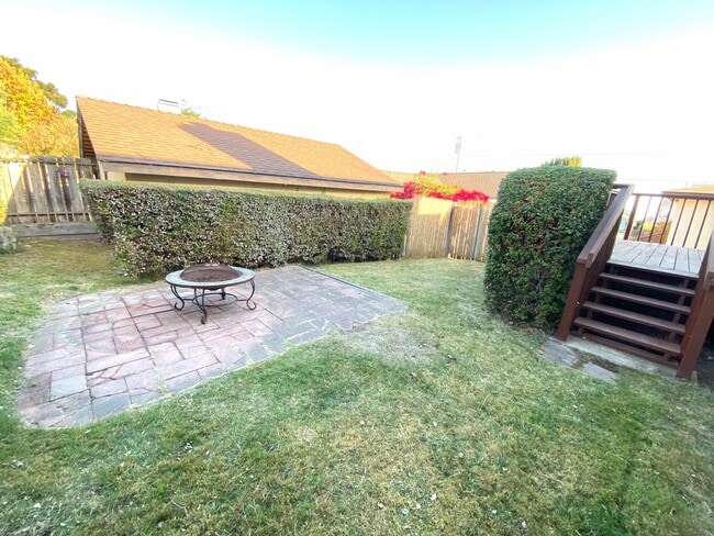 Building Photo - 753 Laine St