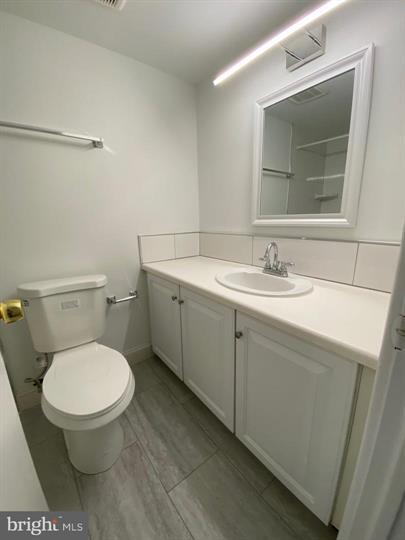 Building Photo - Updated Condo with Premium Amenities