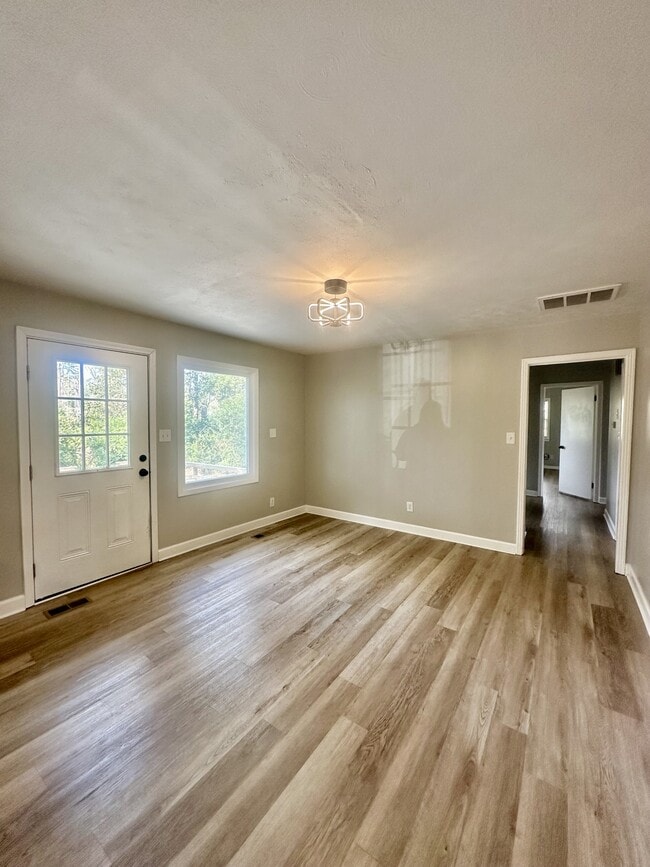 Building Photo - 2100 Park Ln