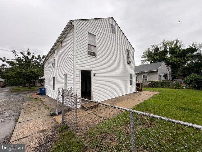 Building Photo - 120 E Main St