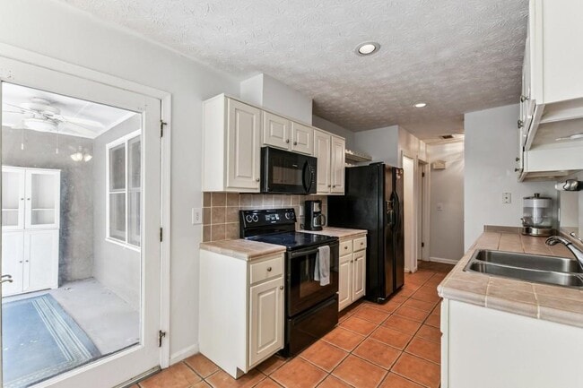 Building Photo - 19 Normandy Ct