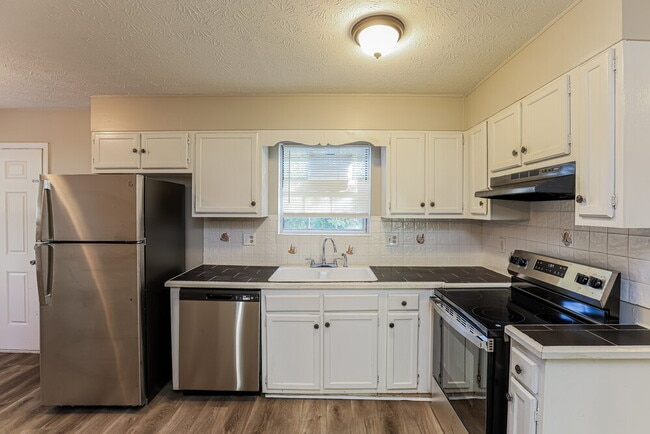 Building Photo - 3200 Carmel Dr