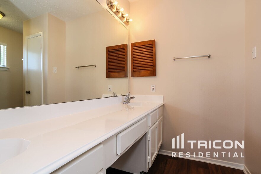 Building Photo - 3738 Xenophon Dr