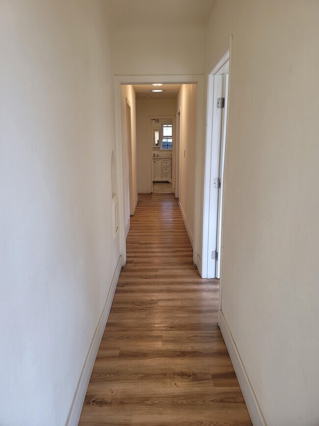 Building Photo - 448 S Woods Ave
