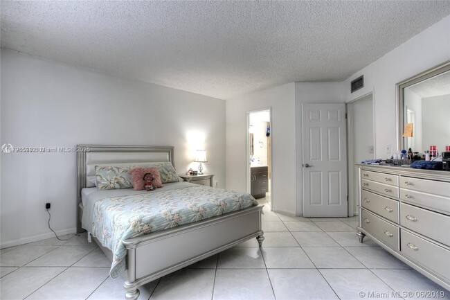Building Photo - 9711 Fontainebleau Blvd