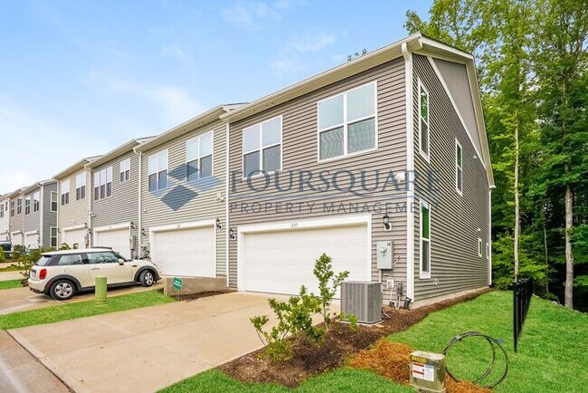 Building Photo - End Unit Townhome | 2nd Floor Loft | Washe...