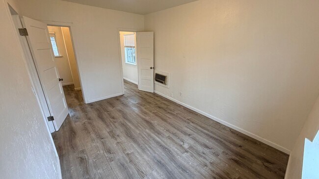 Building Photo - 924 E Yosemite Ave