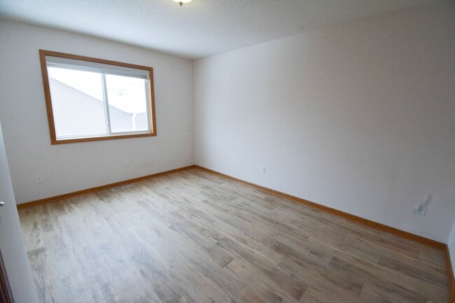 Building Photo - Bright 4 Bed, 2 Bath Home For Rent — Available Now!