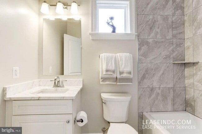 Building Photo - 547 Park Rd NW