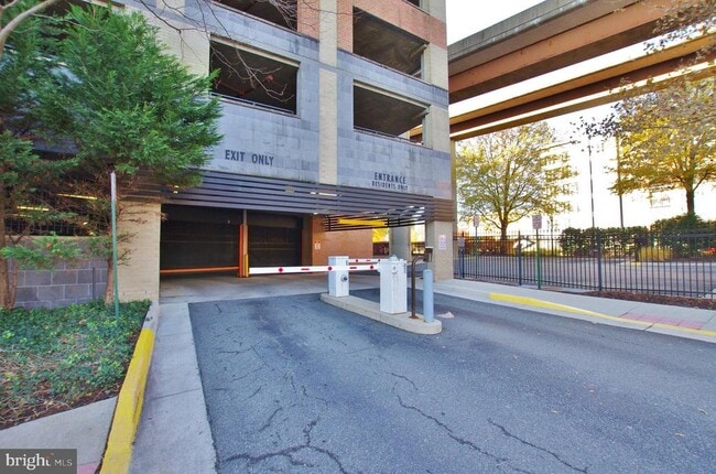 Building Photo - 2451 Midtown Ave