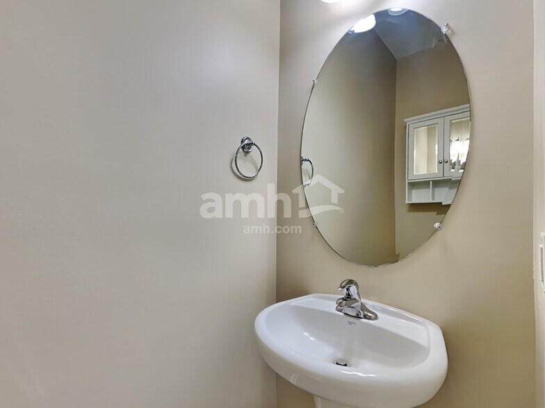 Building Photo - 4828 Pitkin Ave