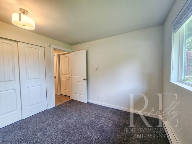 Building Photo - Rambler with Fantastic Covered Deck & Community Pool