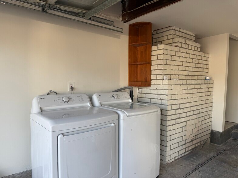 Building Photo - 5021 J Pky