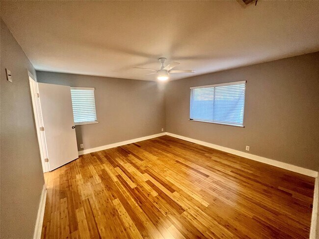 Building Photo - 3006 Lakeside Dr