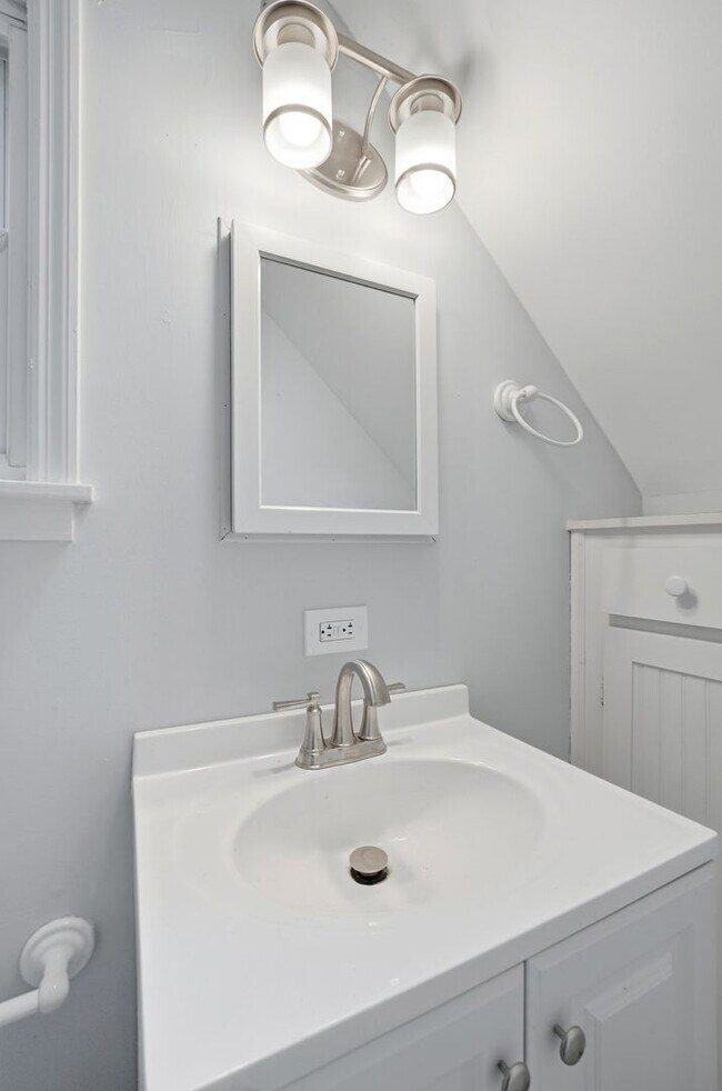 Building Photo - Three Bedroom Home in Hamilton!