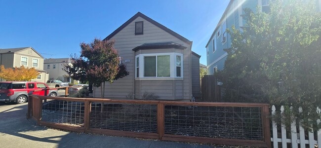 Building Photo - Charming single story home