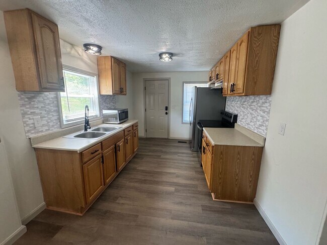 Building Photo - Updated 3BR Home on Half Acre in Kingsport, TN