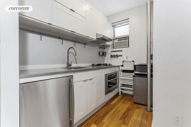 Building Photo - 323 E 89th St
