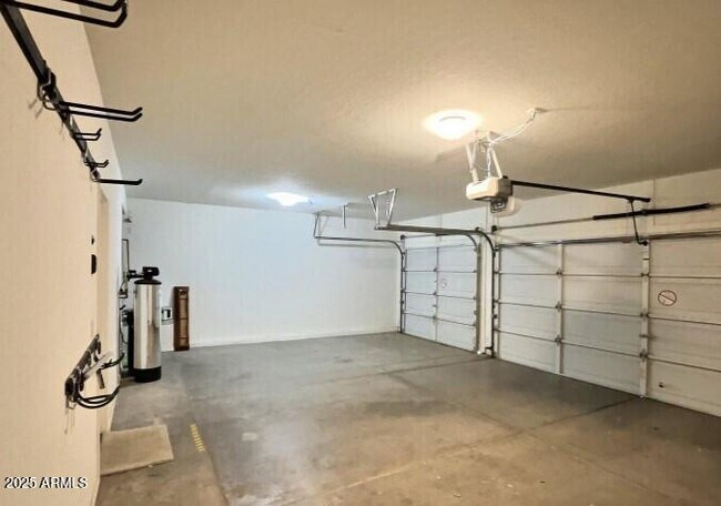 Building Photo - 923 E Aquarius Pl