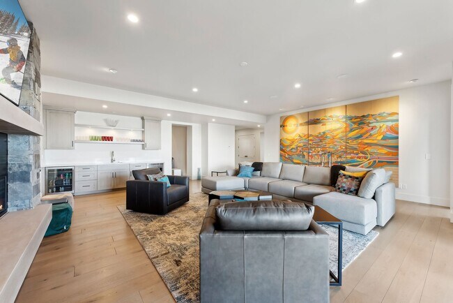 Building Photo - 3450 Ridgeway Dr