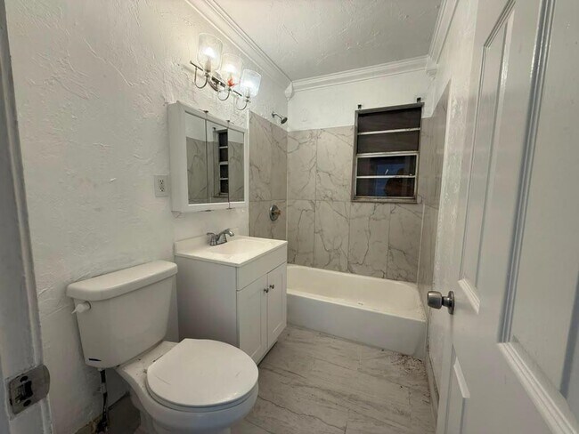 Building Photo - 933 30th Ct