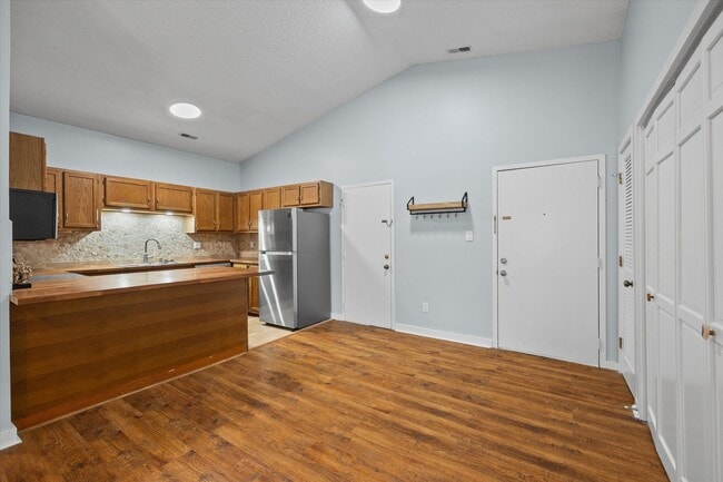 Building Photo - This beautifully maintained 2-bedroom, 2-b...
