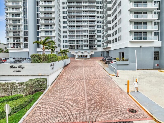 Building Photo - 2030 S Ocean Dr
