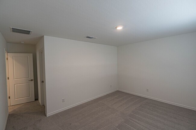 Building Photo - Stunning Sundrop Model Home – Brand New an...