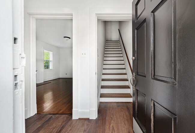 Building Photo - 819 Weedon St