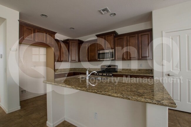 Building Photo - 1120 E Blue Spruce Ln