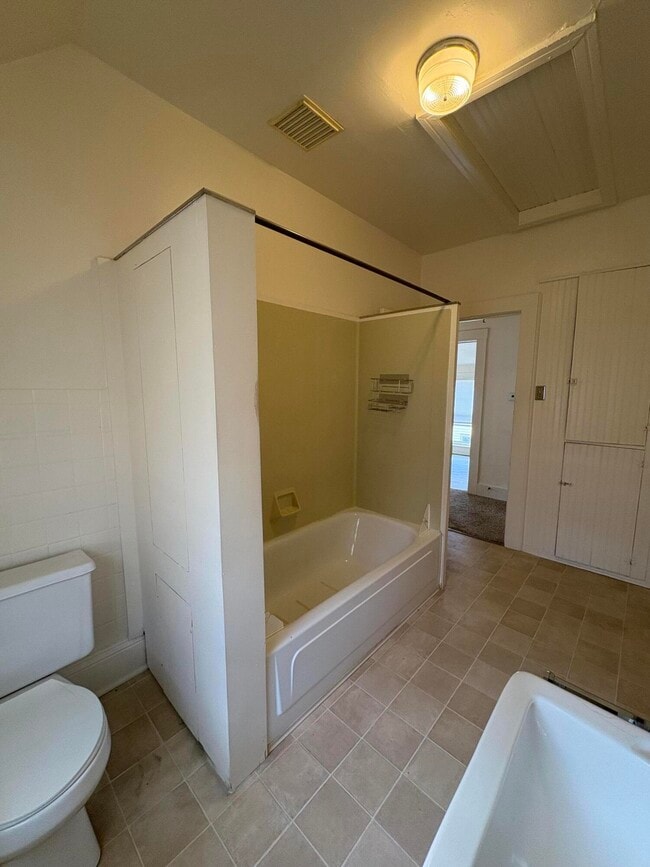 Building Photo - 205 Oak St