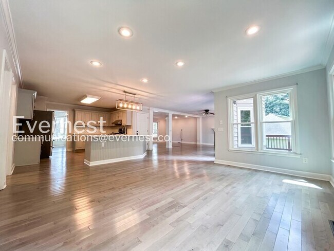 Building Photo - 4 Bed/2.5 Bath with Fenced Yard & Garage / Pet-Friendly