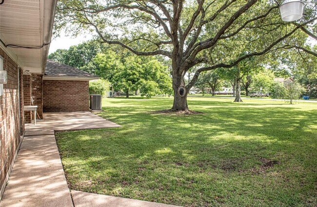 Building Photo - 2615 Cypress Ln