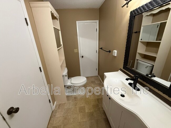 Building Photo - 2708 Granbrook Dr