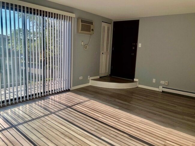 Building Photo - 624 W 65th St