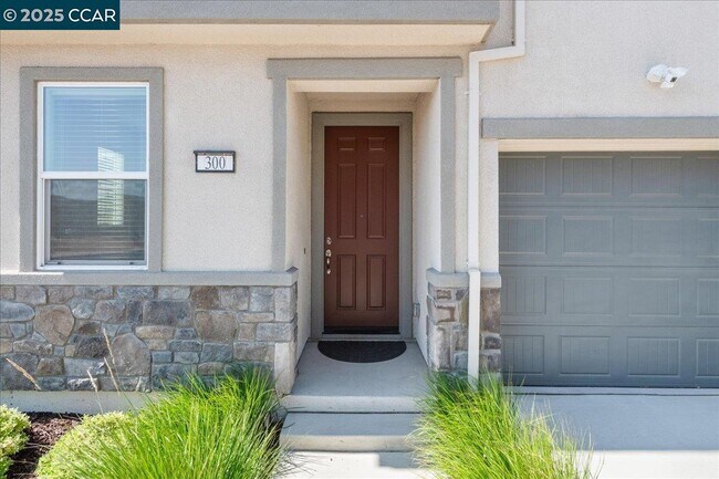 Building Photo - 300 Hideaway Ln