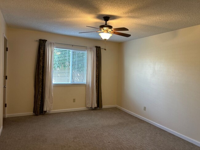 Building Photo - Charming and Close to Dining, Shopping, Gym, Theater