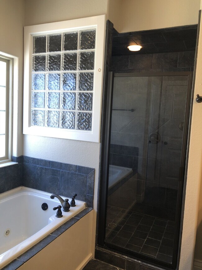 Building Photo - 4BR / 3Car garage / Fully fenced in backyard - Stunning property