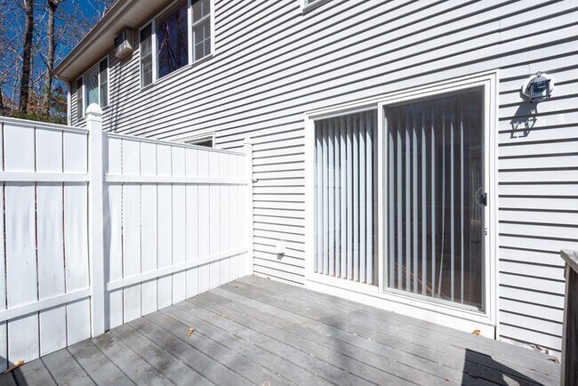 Building Photo - 19 Rosewood Dr